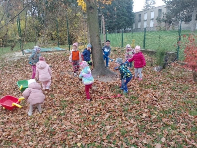 Zajíčci – práce na zahrádce