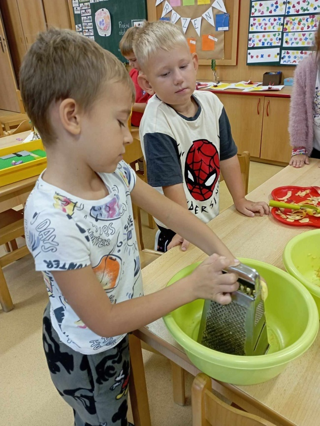 Sluníčka – pečení štrůdlu